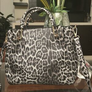 Leopard Print Women's Handbag, it’s so chic!!